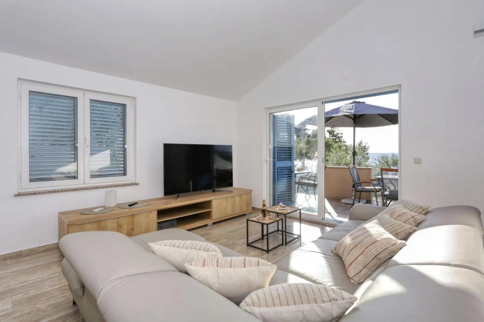 Beachfront Holiday House Victoria - Crowonder Luxury Rent Zaton  Croatia