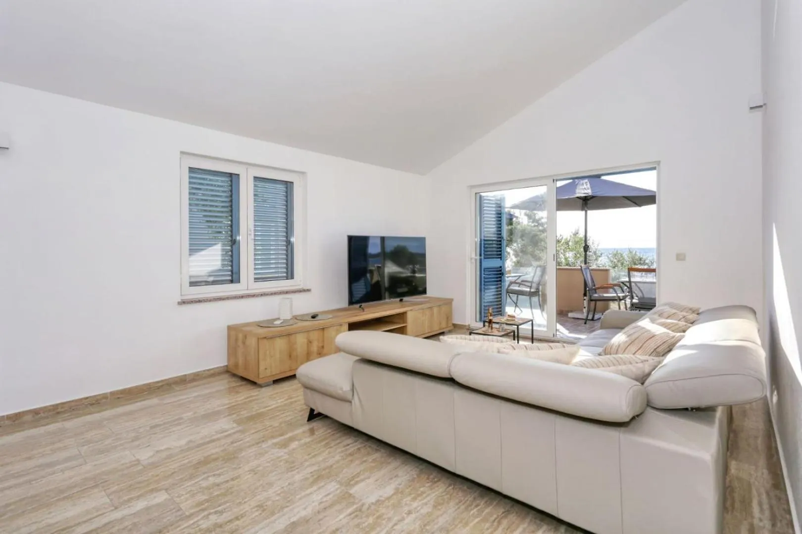 Beachfront Holiday House Victoria - Crowonder Luxury Rent Zaton