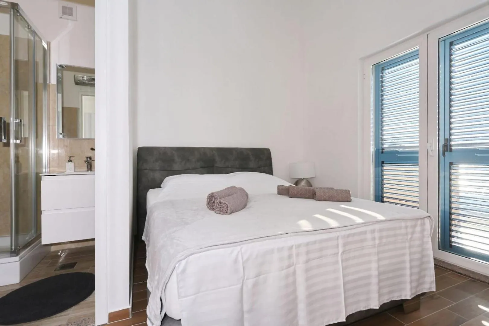Beachfront Holiday House Victoria - Crowonder Luxury Rent Zaton